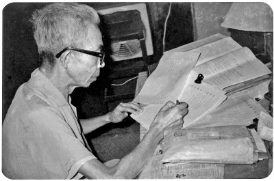 1982年8月，蕭殷給業(yè)余作者回信。