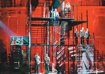 　　《英雄時(shí)代》中的九宮格魔方式樓體結(jié)構(gòu)舞臺(tái)。