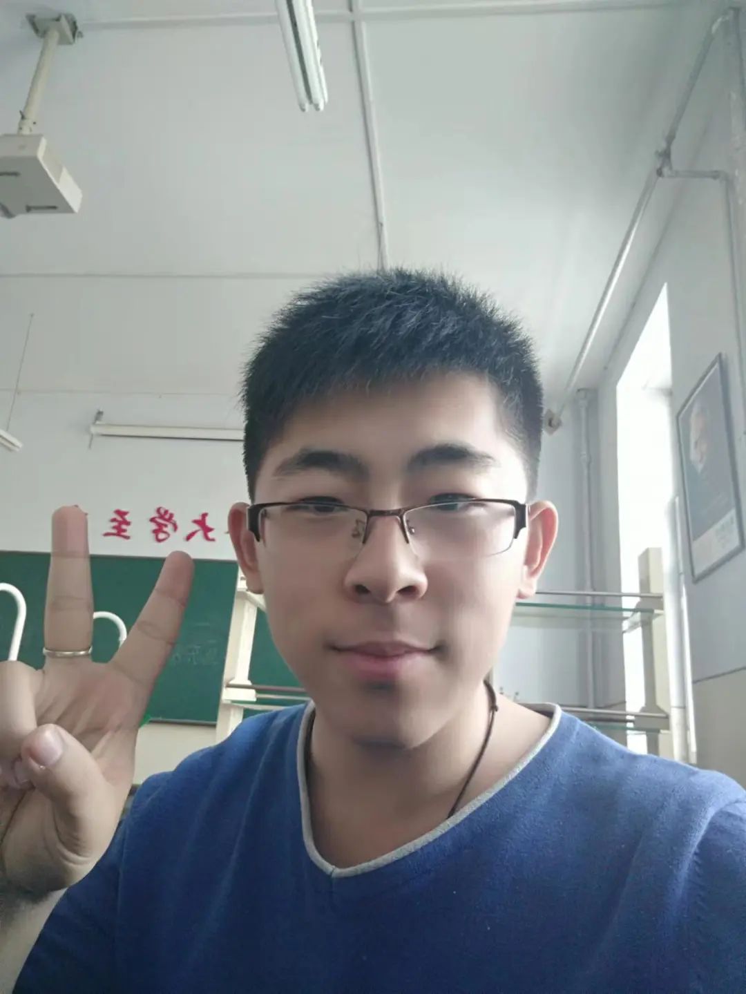 王九天，1995年生，吉林省洮南市人，中國科學技術(shù)大學化學專業(yè)在讀博士研究生。文學作品曾入選中國作家網(wǎng)原創(chuàng)頻道“本周之星”欄目。