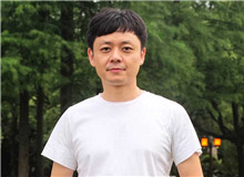 楊慶祥：李鳳群的寫作有國際視野　　《月下》為我們展現(xiàn)普通的女性，她們有著內(nèi)在的生命意志，她們的精神有著復雜的維度。[詳細]