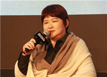 何向陽：《月下》是李鳳群的驚艷之作　　李鳳群將小說人物層層剝蝕，層層反芻，向我們道出現(xiàn)代女性生活中的罪與罰。[詳細]