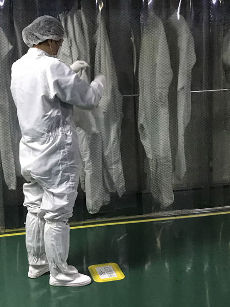 換好無塵服的女工