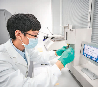  在重慶三峽文物科技保護(hù)基地內(nèi)，“文物醫(yī)生”運(yùn)用各種“診療”設(shè)備對(duì)手里的文物進(jìn)行精準(zhǔn)治療，讓其煥發(fā)出新的活力。   圖為2022年，“文物醫(yī)生”利用耐折度儀對(duì)紙張的耐折度進(jìn)行測(cè)試。   新華社記者 黃 偉攝