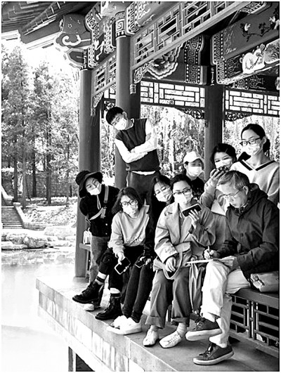 吳冠英（前排右一）在給學(xué)生上課。圖片由作者提供