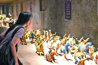 游客在河南洛陽朝陽鎮(zhèn)南石山村的唐三彩作品陳列展示館內(nèi)參觀。新華社發(fā)