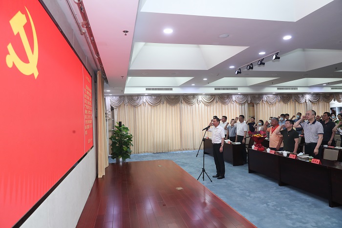 全體與會(huì)黨員在張宏森同志帶領(lǐng)下，面向黨旗，重溫入黨誓詞