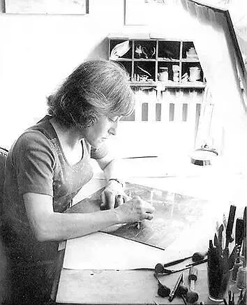 圖為吉賽爾創(chuàng)作銅版畫的情形。貝特朗在接受研究者訪談時(shí)，認(rèn)同策蘭受到吉賽爾的激發(fā)，同時(shí)指出這種激發(fā)不僅僅指來自作品的激發(fā)，“他看到她創(chuàng)作的場(chǎng)景，她的姿勢(shì)、酸、腐蝕，所有這一切，像酸腐蝕銅版一樣腐蝕著策蘭的精神?！? /></p>
<p style=