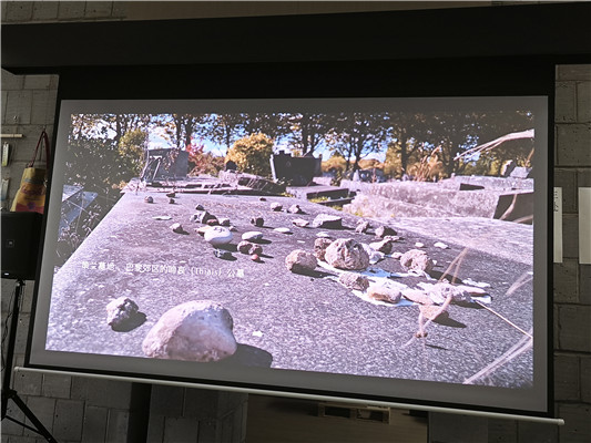 1970年4月19日到20日的夜里，策蘭自投塞納河。他的遺體直到5月1日才在下游被找到。如今，策蘭與妻子吉賽爾一同葬在巴黎郊區(qū)的啼哀公墓，身邊躺著他們?cè)缲驳拈L(zhǎng)子佛朗索瓦，墓碑上擺滿了祭奠者遺贈(zèng)的小石頭，這是猶太人的一個(gè)習(xí)俗，他們?nèi)グ菁浪勒邥r(shí)不放鮮花、蔬果一類易腐的東西，而會(huì)選擇堅(jiān)固持久的石頭。