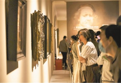 觀眾在“今夜無眠·上博十二時辰藝術(shù)嘉年華”活動上參觀展覽 袁歡歡攝(人民圖片)