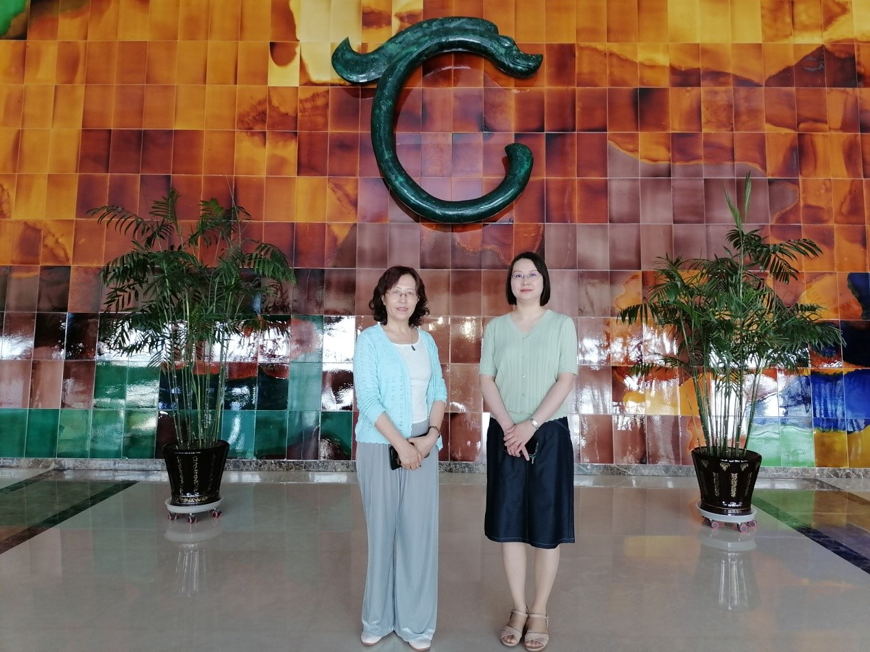 作家李文宏(左)與赤峰市博物院副院長(zhǎng)秦博