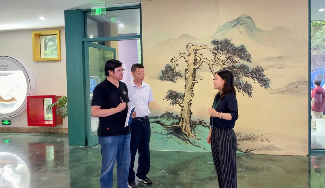 “中國(guó)一日”大型文學(xué)實(shí)踐活動(dòng)走進(jìn)南京“世界文學(xué)客廳”。（左起：作家曹峰峻、省作協(xié)聯(lián)絡(luò)部潘劍、文學(xué)客廳專職文史宣傳員萬(wàn)梓葉）