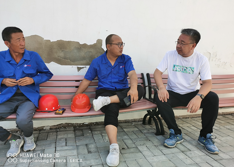 作家李子勝（右一）與鹽業(yè)風(fēng)情園內(nèi)鹽工師傅座談，了解現(xiàn)代制鹽工藝