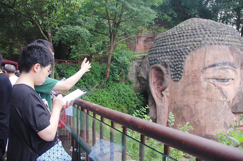 采訪期間，李詠瑾通過(guò)實(shí)地考察、現(xiàn)場(chǎng)采訪等形式，近距離領(lǐng)略了樂(lè)山大佛歷經(jīng)1300年依舊屹立巍峨壯觀。