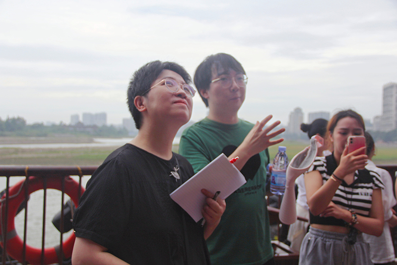 李詠瑾詳細(xì)了解了樂(lè)山大佛歷時(shí)90余年開(kāi)鑿修建的歷史和新時(shí)代樂(lè)山大佛保護(hù)傳承利用相關(guān)工作開(kāi)展情況。