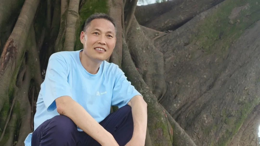 陳年喜，生于一九七〇年，陜西省丹鳳縣人。高中畢業(yè)后曾從事礦山爆破工作十六年，期間堅持在空炸藥箱上、在巖石上、在床鋪上記錄驚心動魄的井下人生。二〇一五年因頸椎受損離開爆破崗位，后在貴州旅游公司從事文案工作，又到北京皮村的工友之家做義工。二〇二〇年因確診患塵肺病，離職回鄉(xiāng)休養(yǎng)。已出版《微塵》《炸裂志》《活著就是沖天一喊》等著作，獲第一屆桂冠工人詩人獎，入選《南方人物周刊》“2021魅力人物·100張中國臉”評選。