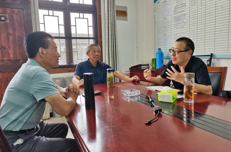 采訪當年參與發(fā)現(xiàn)、守護遺址的村民萬傳倉、程年倉