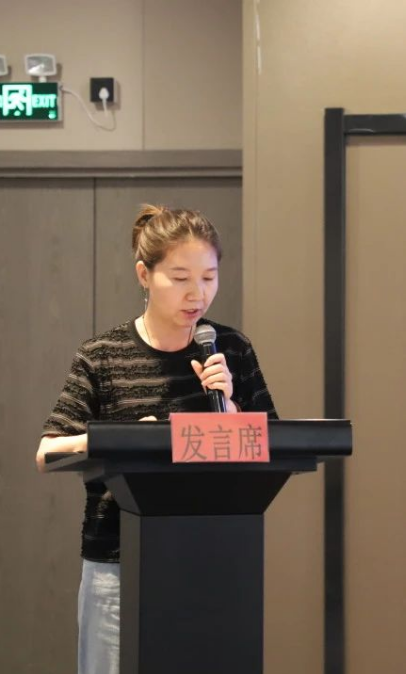 內(nèi)蒙古翻譯家協(xié)會副秘書長趙朝霞傳達了內(nèi)蒙古文聯(lián)第九次代表大會會議精神。