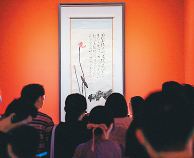 　觀眾在展覽上欣賞名家名作。 　　北京民生現(xiàn)代美術館供圖