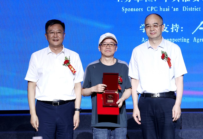 中國作家協(xié)會黨組成員、副主席、書記處書記吳義勤，中共淮安市委常委、宣傳部部長李森為葉舟頒獎