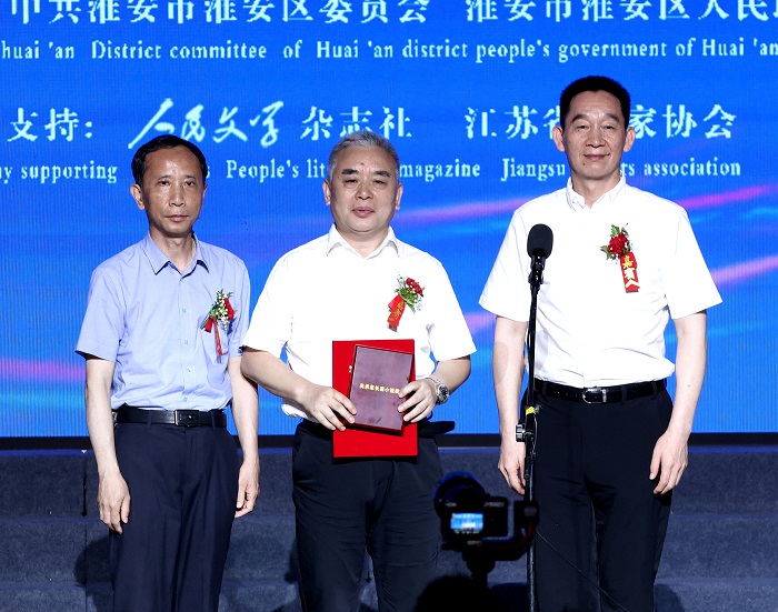 中國作家協(xié)會黨組成員、書記處書記、《人民文學》雜志社主編施戰(zhàn)軍，淮安市人大常委會副主任范更生為王躍文頒獎