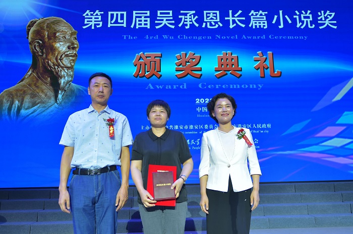 《人民文學》雜志社事業(yè)發(fā)展部主任康有勝，中共淮安市淮安區(qū)委常委、宣傳部部長祁素娟為季玉頒獎