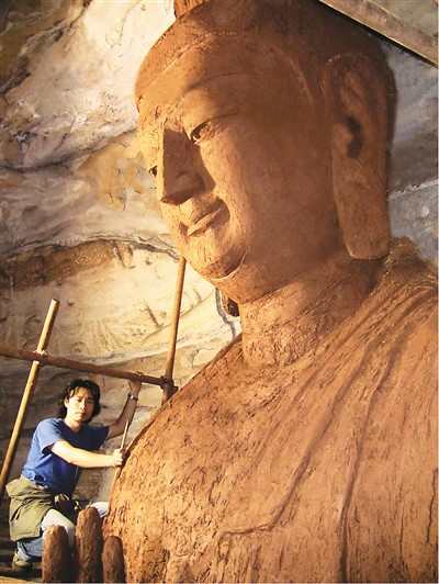 　史延春在云岡石窟第十號窟佛造像復原現(xiàn)場。 　　受訪者供圖