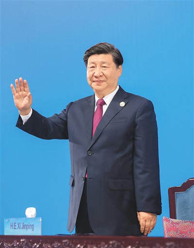  7月28日晚，第三十一屆世界大學(xué)生夏季運(yùn)動(dòng)會(huì)在四川省成都市隆重開幕。這是國(guó)家主席習(xí)近平在主席臺(tái)上向大家揮手致意。   新華社記者 鞠 鵬攝