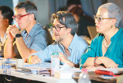 　讓·貝洛里尼（中）與其他主創(chuàng)人員在劇場(chǎng)彩排。 　　本文配圖由央華戲劇提供