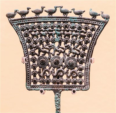 　戰(zhàn)國動(dòng)物紋銅牌飾，茂縣羌族博物館藏。