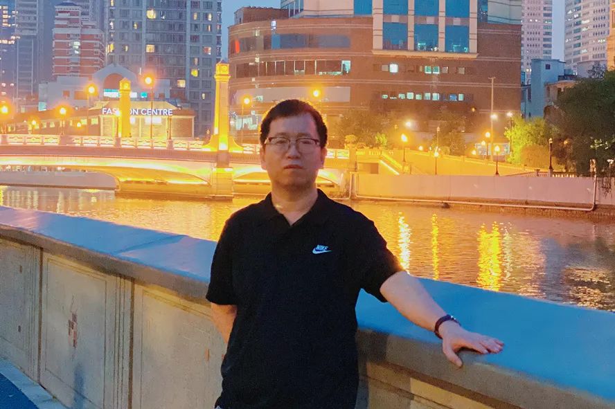 張象：一九八四年生于山西，本名張偉，魯迅文學(xué)院第四十二屆高研班學(xué)員，山西文學(xué)院第七屆簽約作家。曾在《青年文學(xué)》《上海文學(xué)》《山西文學(xué)》《西湖》等刊發(fā)表小說(shuō)，出版有《一混五六年》《你高興就好》等作品。有小說(shuō)入選高中語(yǔ)文試卷。