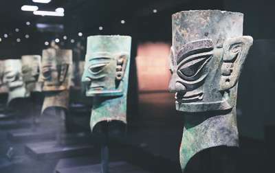 　三星堆博物館新館“巍然王都”展區(qū)陳列的青銅人頭像。  　　三星堆博物館供圖