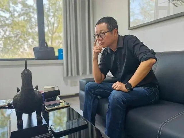 劉慈欣在陽泉接受記者采訪。新華社記者 孫亮全 攝