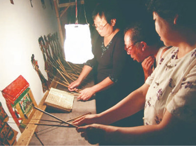 　劇團(tuán)演員在幕后操作皮影。 　　以上圖片均為孫福軍提供 　　制圖：趙偲汝