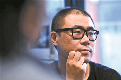 石一楓，1979年生于北京，1998年考入北京大學(xué)中文系，文學(xué)碩士。著有長(zhǎng)篇小說(shuō)《漂洋過(guò)海來(lái)送你》《入魂槍》《心靈外史》《借命而生》等，小說(shuō)集《世間已無(wú)陳金芳》《特別能戰(zhàn)斗》等。曾獲魯迅文學(xué)獎(jiǎng)、馮牧文學(xué)獎(jiǎng)、十月文學(xué)獎(jiǎng)、百花文學(xué)獎(jiǎng)、《小說(shuō)選刊》年度獎(jiǎng)·中篇小說(shuō)獎(jiǎng)等，作品入選年度“中國(guó)好書(shū)”、中國(guó)小說(shuō)學(xué)會(huì)年度好小說(shuō)榜單等。