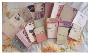 從1976年起至2020年，袁鷹先后題簽贈(zèng)送給胡世宗19本書