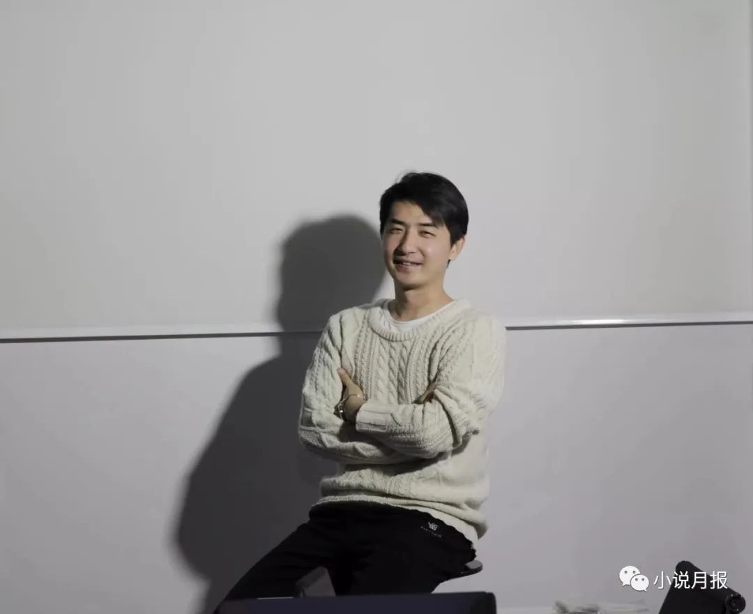 哥舒意，青年作家，魯迅文學(xué)院第十四屆中青年高研班學(xué)員。已出版《惡魔奏鳴曲》《中國(guó)孩子》等多部長(zhǎng)篇。作品多次在《收獲》《萌芽》《青年文學(xué)》《上海文學(xué)》《小說界》《山花》等文學(xué)雜志發(fā)表。