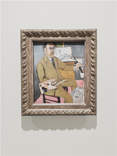 馬蒂斯油畫自畫像。這幅自畫像反映了馬蒂斯當(dāng)時的心境。他手拿畫筆和調(diào)色盤，調(diào)色盤上有一塊明顯的黑色顏料。他的旅行箱放在畫架下面，似乎暗示著旅行的狀態(tài)。這位初到尼斯的藝術(shù)家臉上嚴(yán)肅的神情透露出一絲不確定性。馬蒂斯借助尼斯旅館房中衣柜鏡子的反射來創(chuàng)作肖像，因此畫中的他是左撇子，實際上他慣用右手，或許這也是他發(fā)現(xiàn)自己另一面的一種方式。