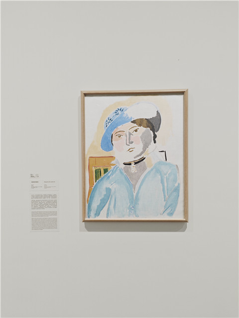 馬蒂斯《戴皮帽的瑪格麗特》。馬蒂斯用藍(lán)色、粉紫色和黃色渲染出瑪格麗特輕盈的面容，畫面中并置的色塊周圍沒有任何線條勾勒，未著色的區(qū)域完全留白。這幅飽含情感的肖像，雖寥寥數(shù)筆卻捕捉到了人物的神韻，因為他通過色彩構(gòu)建的柔和氛圍緩和了瑪格麗特憂郁的神情?，敻覃愄匾蛲杲邮芎粑朗中g(shù)而留下了傷疤，不得不經(jīng)常以配飾遮掩。我們從這幅畫作溫柔的氛圍中可以感受到父親對女兒深沉的憐愛。