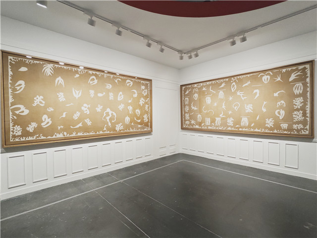 布面絲網(wǎng)印刷畫《大洋洲，海洋》和《大洋洲，天空》。1946年，此時距馬蒂斯的塔希提之旅已經(jīng)過去15年之久。當(dāng)他在位于巴黎的工作室里開始用大頭針把飛鳥、游魚和白色海草的剪紙釘在淺米色墻面上，深埋的記憶以異常生動的面貌復(fù)活了。隨著馬蒂斯不斷調(diào)整剪紙的位置，塔希提之旅所獲得的感官體驗逐漸充盈了房間，最終化身為《大洋洲，天空》和《大洋洲，海洋》這組作品。