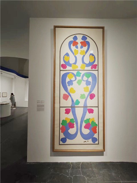 《葡萄樹》彩繪玻璃草圖。在馬蒂斯看來，剪紙是為玻璃花窗設(shè)計草圖的理想工具。對不透明水彩紙進(jìn)行裁剪的過程，就像是切割玻璃一樣，只不過光線不能穿透紙面，因此在繪制玻璃花窗的草圖時，應(yīng)該考慮光線的穿透效果。年過70歲的馬蒂斯憑借對剪紙的熱情和經(jīng)驗不斷鉆研，投入到全新材質(zhì)的創(chuàng)作之中。他將長久以來在作品中探討的空間概念以另一種媒介呈現(xiàn)，創(chuàng)造出一個真正的色彩空間，實現(xiàn)了空間維度上的拓展。