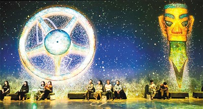 觀眾沉浸在三星堆的光影世界中。