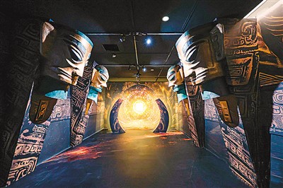 光影展仿制三星堆戴金面罩人頭像，表現(xiàn)三星堆文化里的太陽(yáng)崇拜。 　　中國(guó)對(duì)外文化集團(tuán)供圖