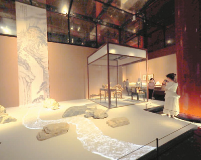 觀眾在“茶道尚和”展廳參觀。 　　杜建坡攝