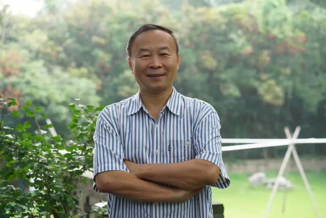 許晨，中國作家協(xié)會會員，中國報告文學(xué)學(xué)會理事，山東省作協(xié)原副主席，青島市作協(xié)名譽(yù)主席。出版有《人生大舞臺——“樣板戲”啟示錄》《琴聲如訴》《山海閩東》，以及海洋紀(jì)實(shí)三部曲《第四極：中國蛟龍?zhí)柼魬?zhàn)深?！贰兑粋€男人的海洋》《耕海探洋》等多部報告文學(xué)和散文集，被譽(yù)為“海洋作家”。榮獲第七屆魯迅文學(xué)獎、第五屆冰心散文獎、第三屆中國工業(yè)文學(xué)大賽一等獎等獎項(xiàng)。