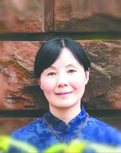 王蕓，中國(guó)作協(xié)會(huì)員，一級(jí)作家。生于湖北，現(xiàn)為南昌市文學(xué)藝術(shù)院專業(yè)作家。出版有長(zhǎng)篇小說《對(duì)花》《江風(fēng)烈》，小說集《與孔雀說話》《薇薇安曾來過》《羽毛》，散文集《紙上萬物浮現(xiàn)如初》《此生》《穿越歷史的楚風(fēng)》《接近風(fēng)的深情表達(dá)》等。其作品曾獲得屈原文藝獎(jiǎng)“優(yōu)秀人才獎(jiǎng)”、湖北文學(xué)獎(jiǎng)、冰心散文獎(jiǎng)、林語(yǔ)堂小說獎(jiǎng)等榮譽(yù)。