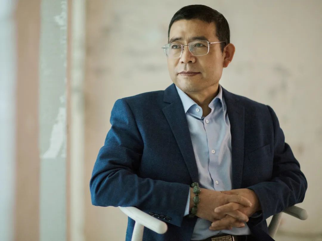 胡學(xué)文，生于1967年9月，河北省沽源縣人；畢業(yè)于河北師范大學(xué)中文系，現(xiàn)為江蘇作家協(xié)會專業(yè)作；著有長篇小說《燃燒的蒼白》《天外的歌聲》《有生》等5部；中篇小說集《麥子的蓋頭》《命案高懸》等17部。中篇小說《一棵樹的生長方式》《飛翔的女人》《極地胭脂》《婚姻穴位》等多部作品被改為影視??；曾獲魯迅文學(xué)獎、中宣部“五個一工程”獎、中國好書獎、孫犁文學(xué)獎，魯彥周文學(xué)獎、《小說選刊》全國優(yōu)秀小說獎、《小說月報》百花獎、《十月》文學(xué)獎，《鐘山》文學(xué)獎，花城文學(xué)獎等；現(xiàn)居南京。