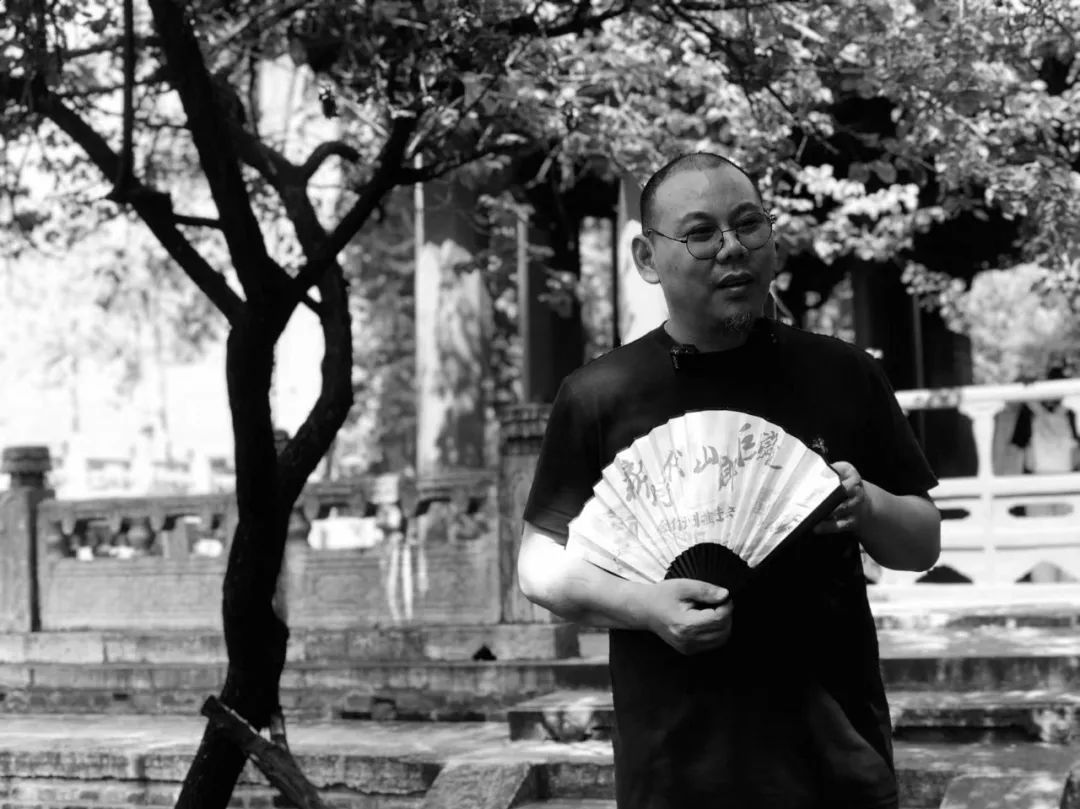 王十月，70后小說家?！蹲髌贰冯s志社社長總編，泥石流文學(xué)獎(jiǎng)發(fā)起人。著有長篇小說《無碑》《收腳印的人》《如果末日無期》《米島》《活物》等，小說集《國家訂單》《人罪》等數(shù)十種。獲第五屆魯迅文學(xué)獎(jiǎng)，《人民文學(xué)》年度中篇小說獎(jiǎng)、《中國作家》鄂爾多斯文學(xué)獎(jiǎng)，《小說選刊》年度中篇小說獎(jiǎng)，百花文學(xué)獎(jiǎng)等。多次上榜中國小說學(xué)會年度小說榜，中國散文學(xué)會年度散文榜及各類好書榜。