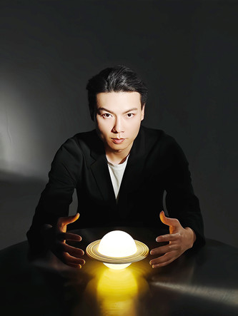 陳楸帆：作家，編劇，翻譯。中國(guó)作協(xié)科幻文學(xué)委員會(huì)副主任，代表作有《荒潮》《人生算法 》等