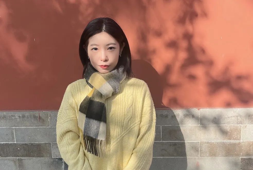 三 三 第2屆入選作家中年齡最小的作家，已經(jīng)發(fā)表短篇小說集《離魂記》《俄羅斯套娃》《晚春》，并獲第二屆“鐘山之星”年度青年佳作獎(jiǎng)、2021年度“青花郎·人民文學(xué)”新人獎(jiǎng)、第七屆郁達(dá)夫小說獎(jiǎng)短篇小說獎(jiǎng)。在采訪中她談到自己近年來創(chuàng)作上的成長和變化：“從業(yè)余寫作到全職寫作，越跟文學(xué)有所接觸，越明白它是什么，會(huì)逐漸靠近它?！? /></p>
<p style=