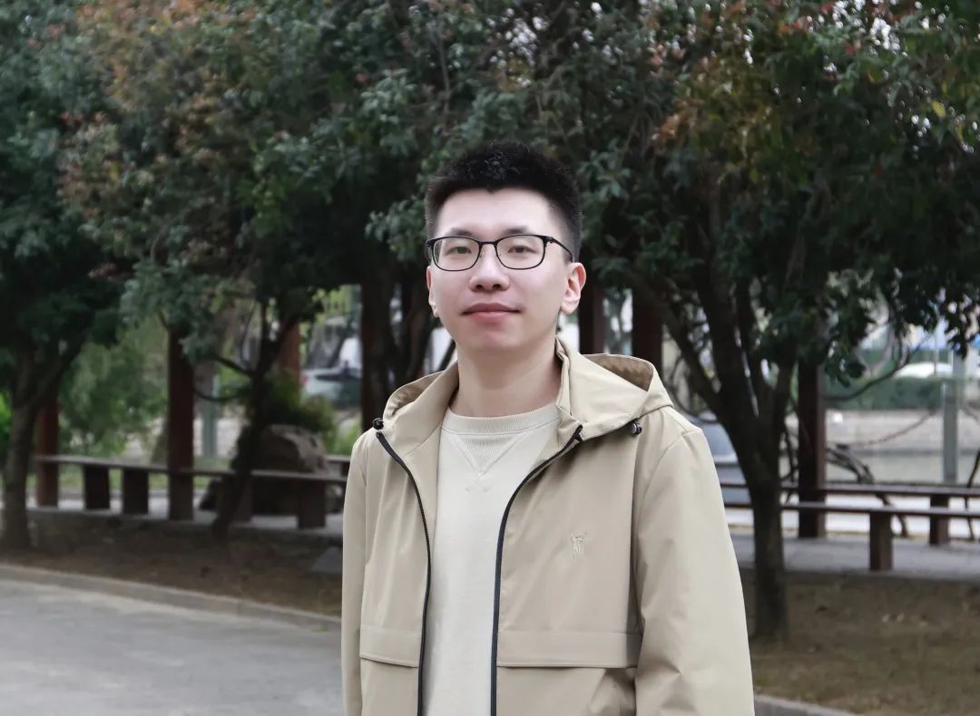 薛超偉 2014年畢業(yè)于復(fù)旦大學(xué)MFA創(chuàng)意寫作班。作品散見于多種文學(xué)刊物，已出版小說集《隱語》。薛超偉稱，“文學(xué)是孤獨(dú)者的創(chuàng)造”這句話特別令他動(dòng)容，他秉持著“我可以孤獨(dú)一輩子”的想法進(jìn)行寫作。采訪中他談到閱讀經(jīng)典書籍對(duì)他的創(chuàng)作影響很大，“將傳統(tǒng)文化與當(dāng)下銜接，會(huì)呈現(xiàn)出獨(dú)特的意境”。